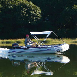 bateau pneumatique hors-bord