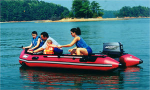 bateau pneumatique hors-bord