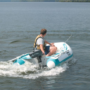 bateau pneumatique hors-bord