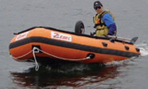 bateau pneumatique hors-bord