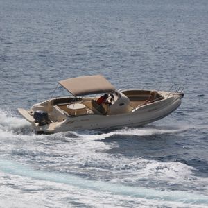 bateau pneumatique hors-bord