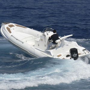 bateau pneumatique hors-bord 1