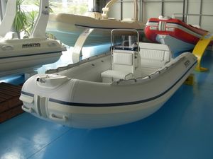 bateau pneumatique hors-bord 1