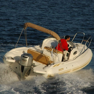 bateau pneumatique hors-bord