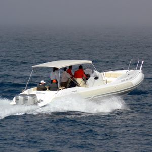 bateau pneumatique hors-bord