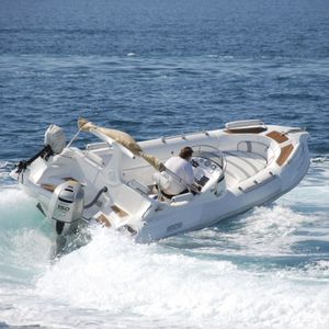 bateau pneumatique hors-bord 1