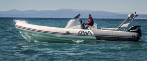 bateau pneumatique hors-bord