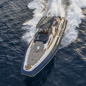 bateau pneumatique hors-bord