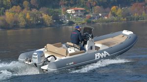 bateau pneumatique hors-bord