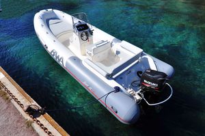 bateau pneumatique hors-bord
