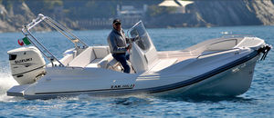 bateau pneumatique hors-bord / semi-rigide / à console latérale / de sport