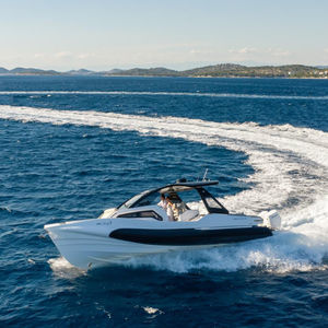 bateau pneumatique hors-bord 1