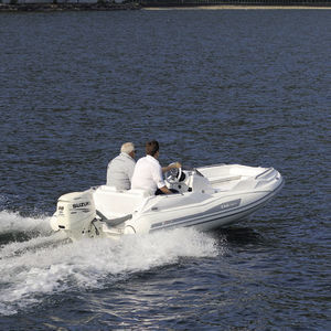 bateau pneumatique in-bord