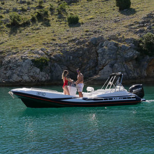 bateau pneumatique hors-bord 1
