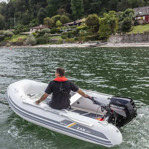 bateau pneumatique hors-bord