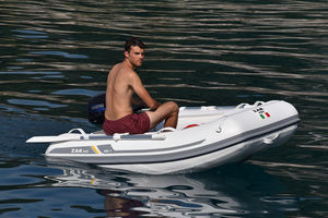bateau pneumatique hors-bord