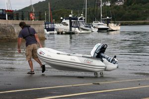 bateau pneumatique hors-bord 1