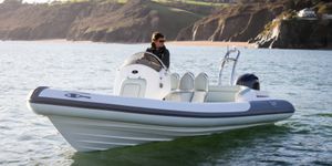 bateau pneumatique hors-bord