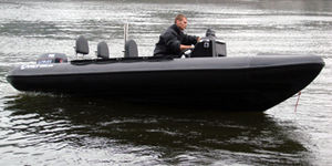 bateau pneumatique hors-bord