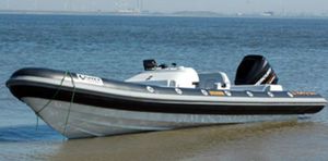 bateau pneumatique hors-bord