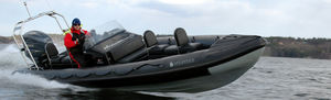 bateau pneumatique hors-bord