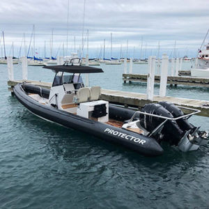 bateau pneumatique hors-bord
