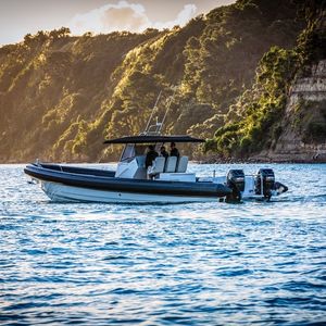bateau pneumatique hors-bord