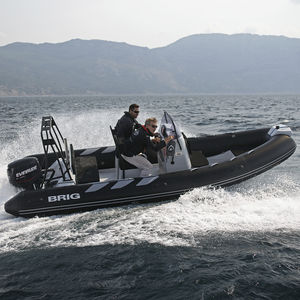 bateau pneumatique hors-bord