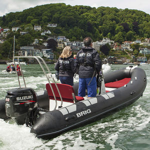bateau pneumatique hors-bord
