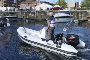 bateau pneumatique hors-bord
