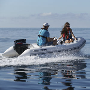 bateau pneumatique hors-bord