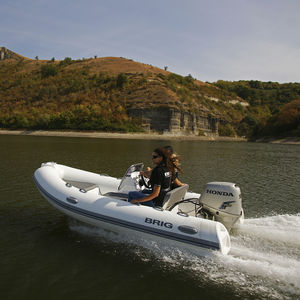 bateau pneumatique hors-bord