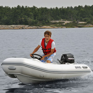 bateau pneumatique hors-bord