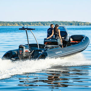 bateau pneumatique hors-bord