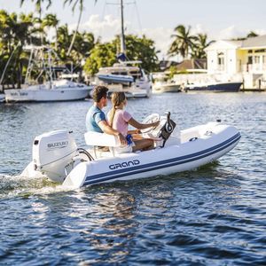 bateau pneumatique hors-bord