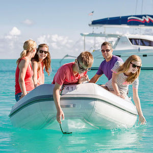 bateau pneumatique hors-bord 1