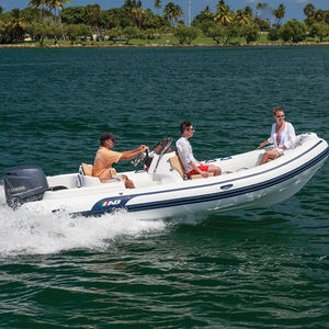 bateau pneumatique hors-bord 1