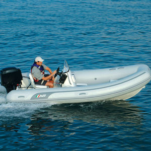 bateau pneumatique hors-bord