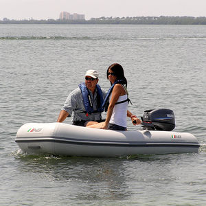 bateau pneumatique hors-bord