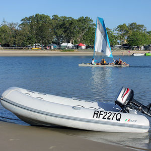 bateau pneumatique hors-bord