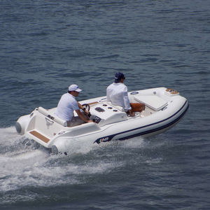 bateau pneumatique in-bord 1