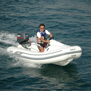 bateau pneumatique hors-bord