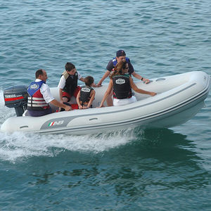 bateau pneumatique hors-bord 1