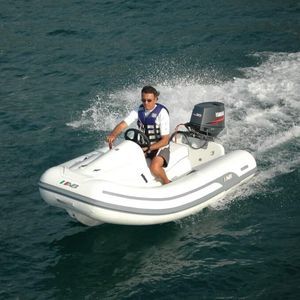 bateau pneumatique hors-bord