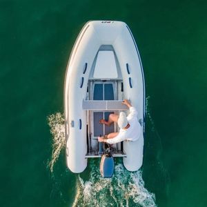 bateau pneumatique hors-bord