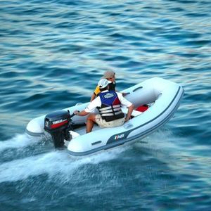 bateau pneumatique hors-bord