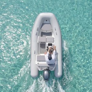 bateau pneumatique hors-bord 1