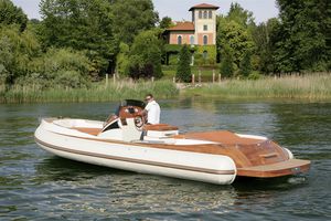 bateau pneumatique in-bord