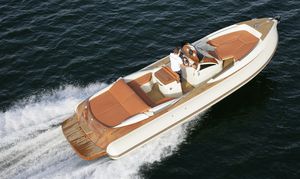 bateau pneumatique in-bord