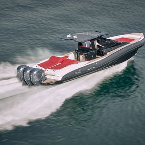 bateau pneumatique hors-bord